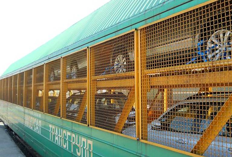 Перевезти железнодорожным транспортом машину  из Тюмени в Салехарда